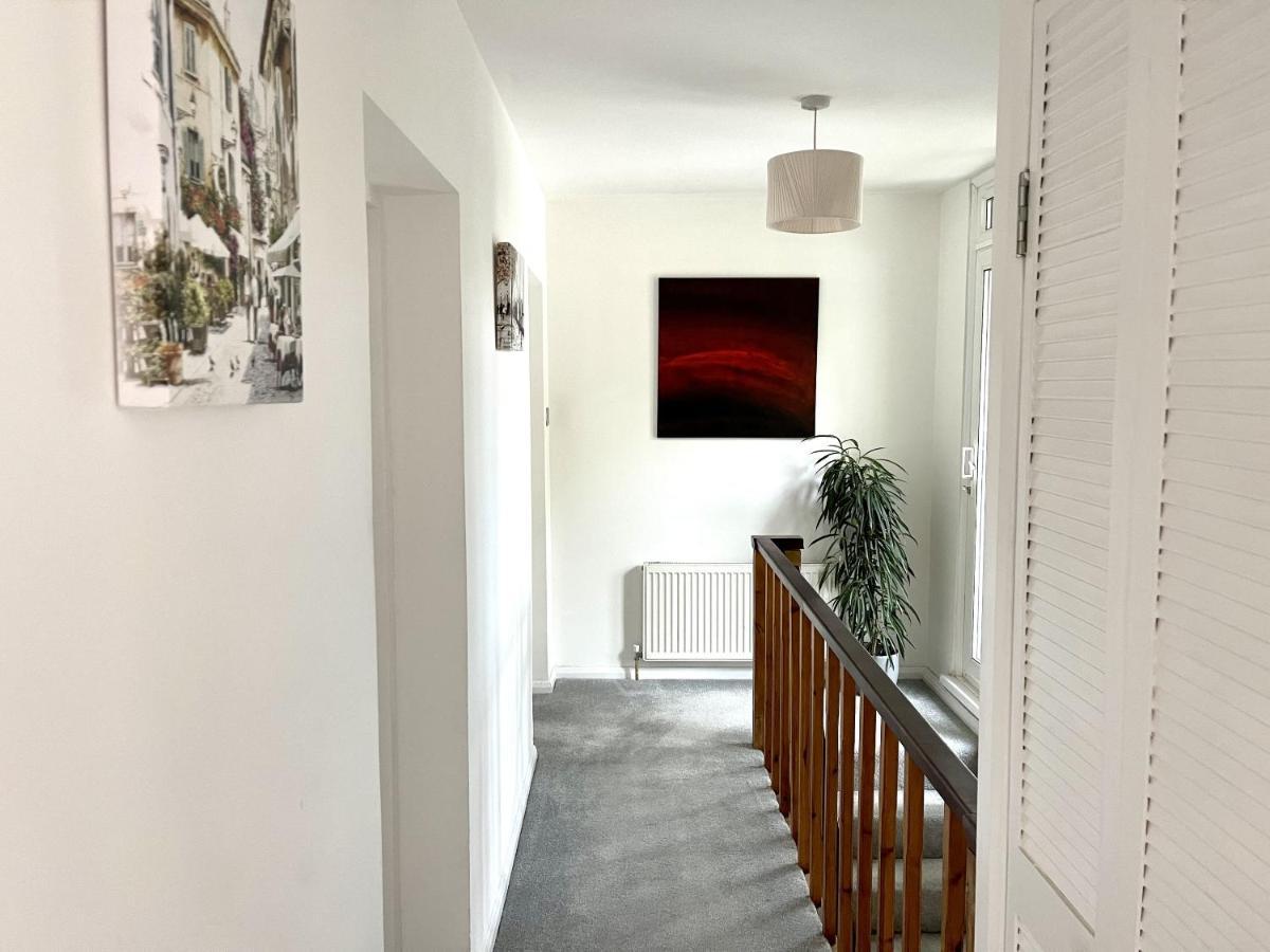 Beautiful 3-Bed Apartment At Swiss Cottage Londres Exterior foto